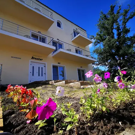Vila Breezer Homestay *